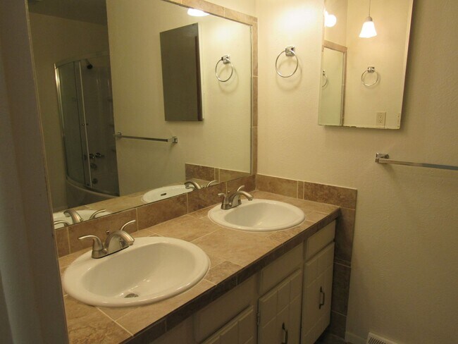 Building Photo - Spacious Bi Level home backing to open space