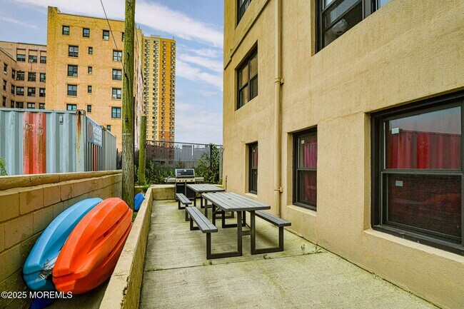 Building Photo - 1700 Webb St
