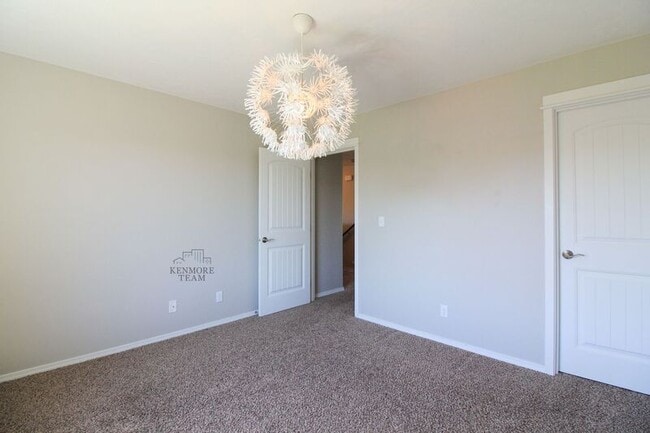 Building Photo - 727 Pinnacle Dr