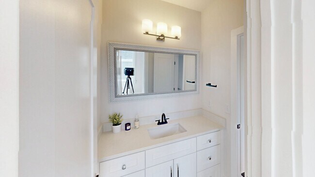 Building Photo - 1220 Lomax Ave