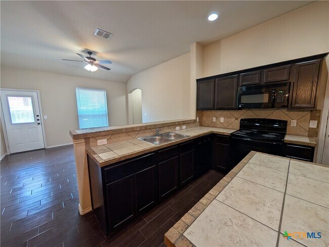 Building Photo - 660 Creekside Cir