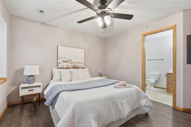 Building Photo - New Listing - 2 Bedroom, 2 Bath Condo in North Liberty
