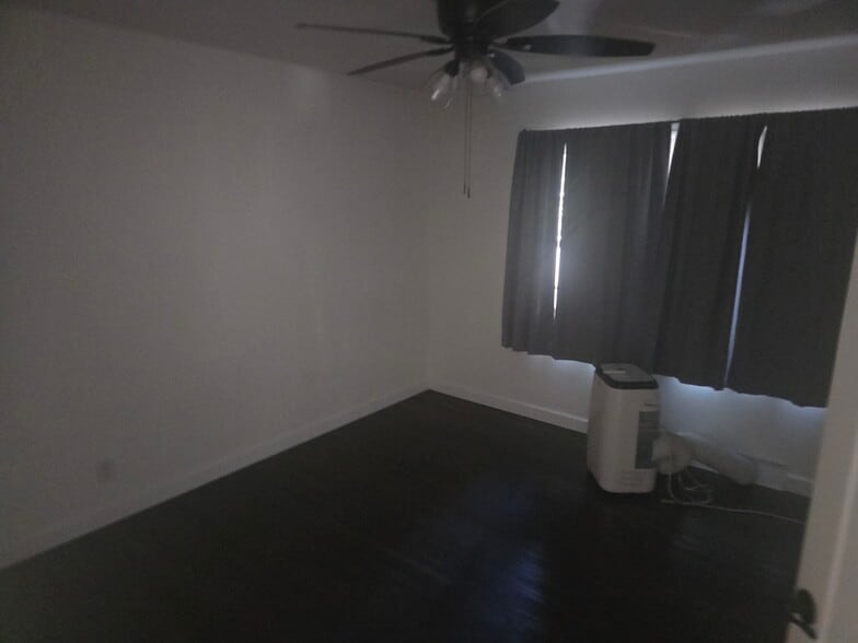 Building Photo - 12811 Oxnard St