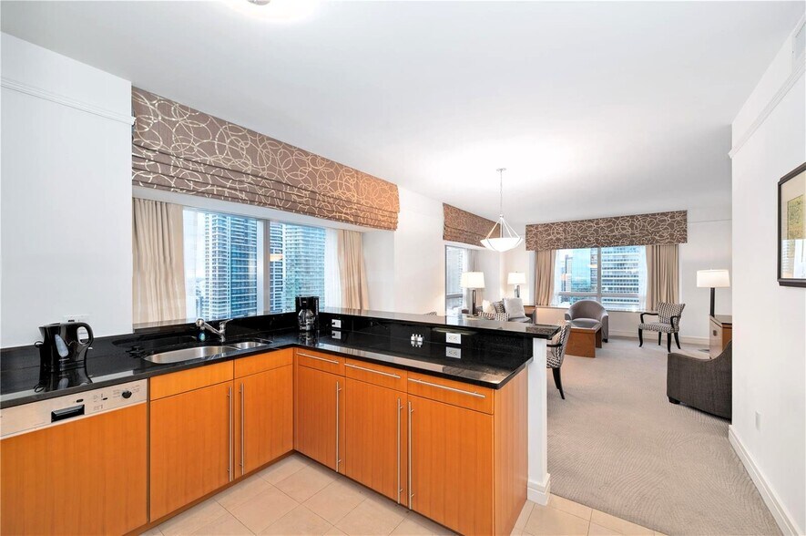 Building Photo - 1435 Brickell Ave