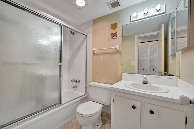 Building Photo - 9440 Poinciana Pl