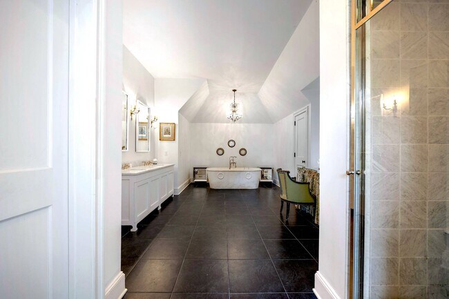 Building Photo - 662-672 Noyac Path