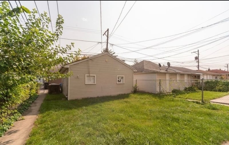 Building Photo - 4143 N McVicker Ave