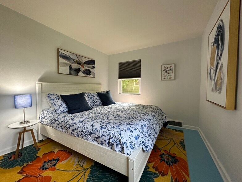 Building Photo - 918 W 4th St