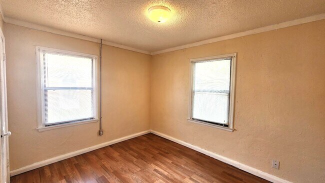 Building Photo - 2 Bed 1 Bath 1 Car  Detached Garage in Chesser Addn Midwest City