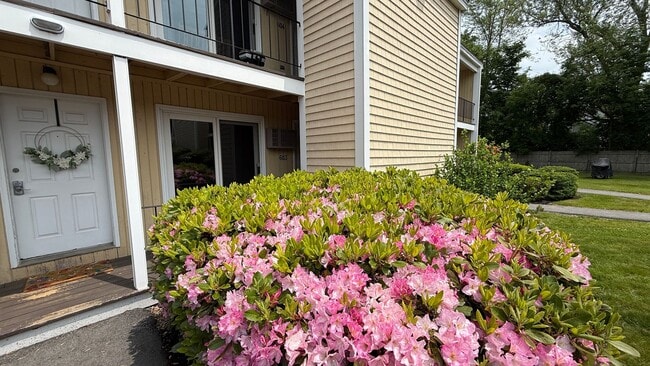 Building Photo - Walk to Downtown from this 1 Bedroom 1st F...