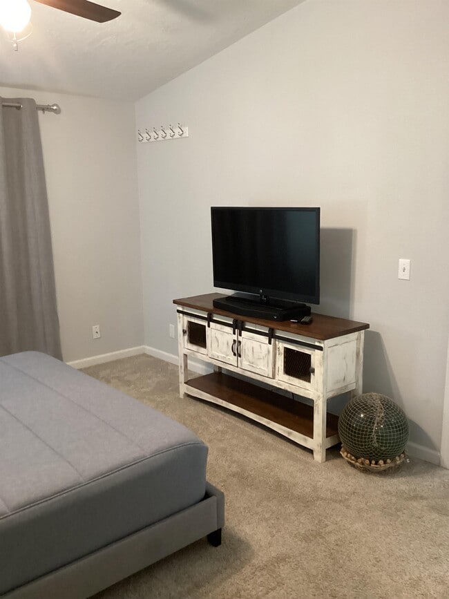 Building Photo - 250 SW 30th St