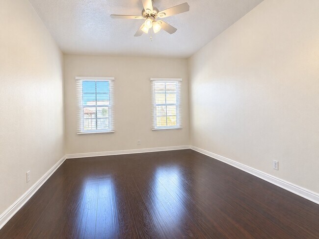 Building Photo - 3013 Somerset Dr