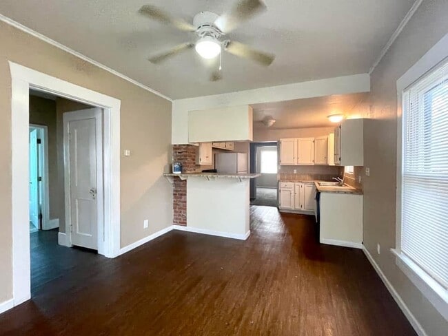 Building Photo - 823 G St NW