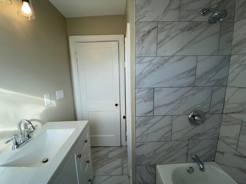 Building Photo - 41 N Kossuth St