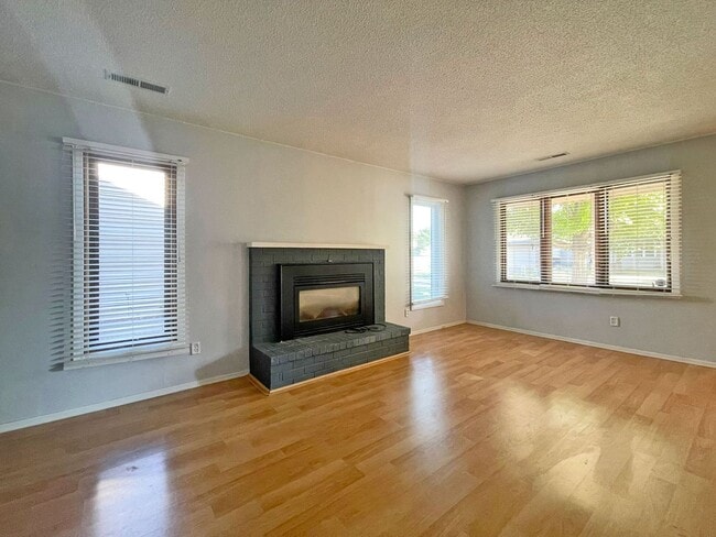 Building Photo - Newly Remodeled 3 Bedroom 2-Story Townhome...