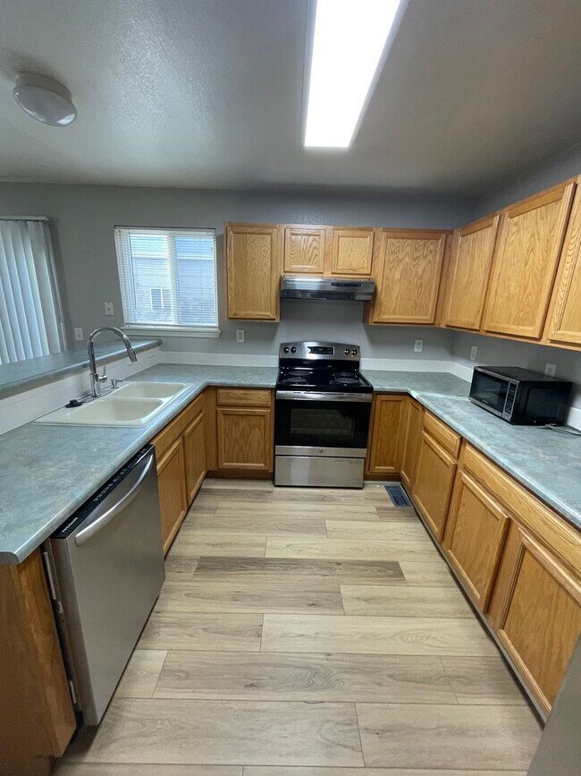 Building Photo - Beautiful 3B/2.5B Home in Ridge Crest Neighborhood - Ready for Move-in