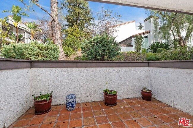 Building Photo - 1550 Palisades Dr