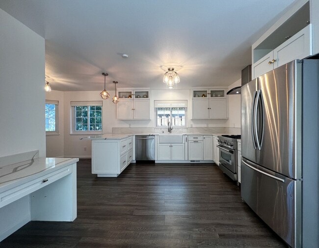 Building Photo - Beautifully Updated 3-Bedroom Home + Bonus Room with Private Backyard Retreat