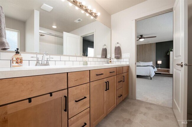 Building Photo - Spacious Modern Home w/Open Floor-Plan