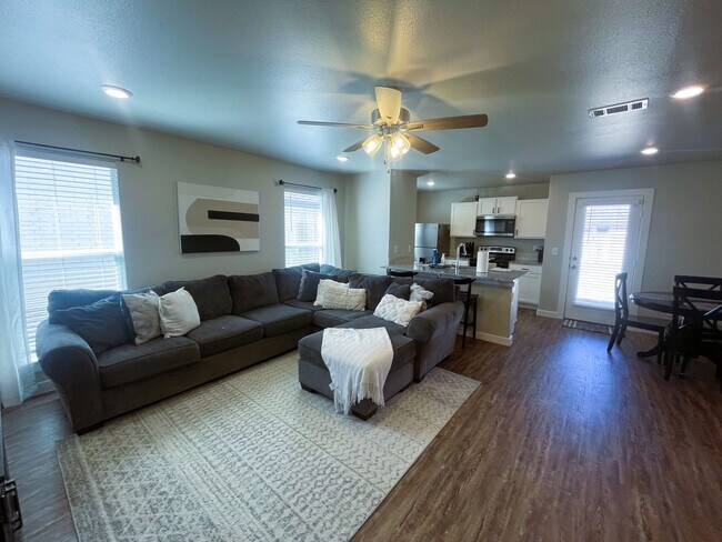 Building Photo - Stunning Two Bedroom Home In Bell Farms!