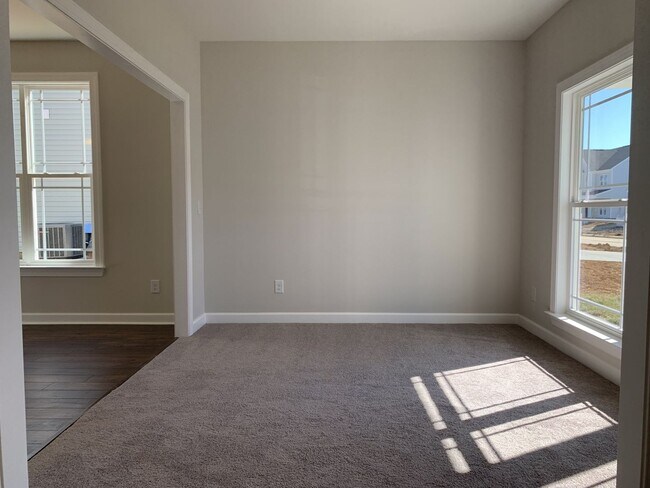 Building Photo - 4 Bed, 3 Bath Home w/ 2 Car Garage and Fen...