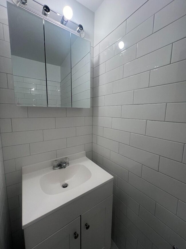 Building Photo - 3 bedroom in WOODSIDE NY 11377