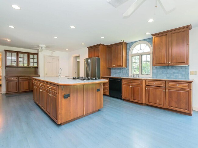 Building Photo - 221 Manhasset Ave