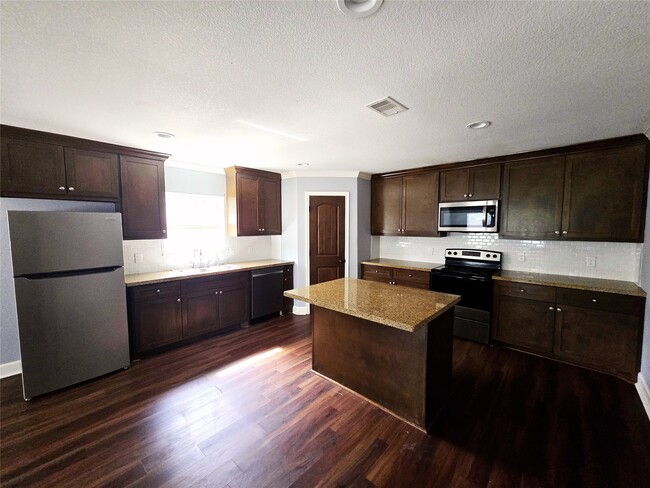 Building Photo - 11187 Greenway Dr