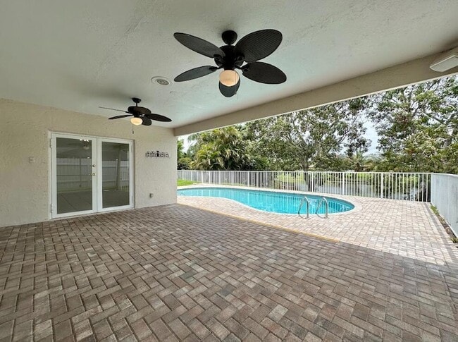 Building Photo - 1292 Essex Dr