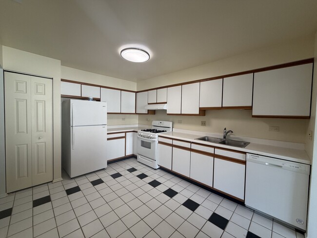 Building Photo - 995 Pine Tree Circle North