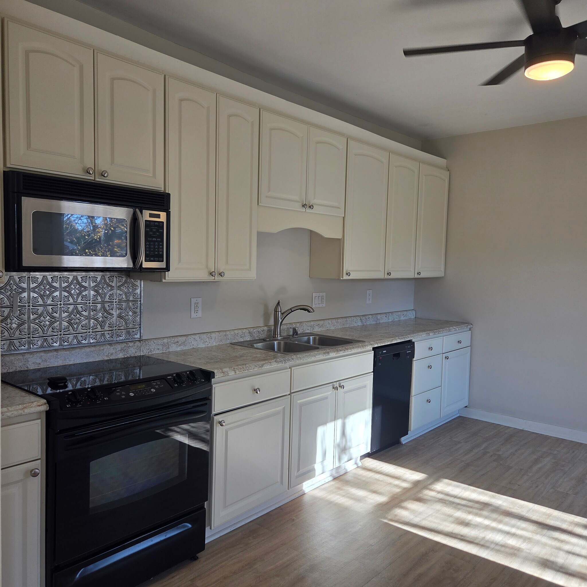 Building Photo - 454 W Wisconsin Ave