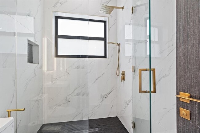 Building Photo - 585 Dolphin Ave SE