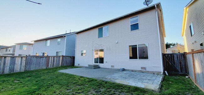 Building Photo - Absolutely Beautiful Two-story House in Si...