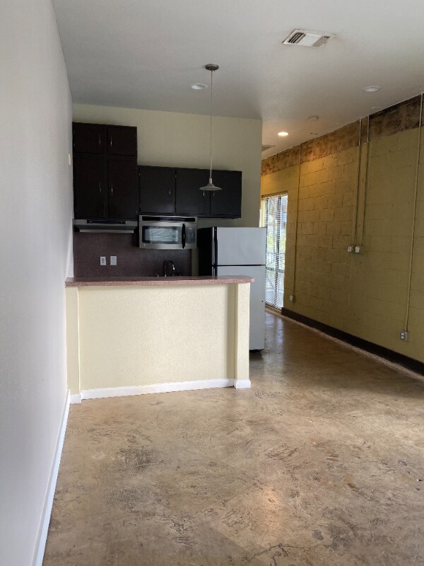 Building Photo - 710 S Medina St