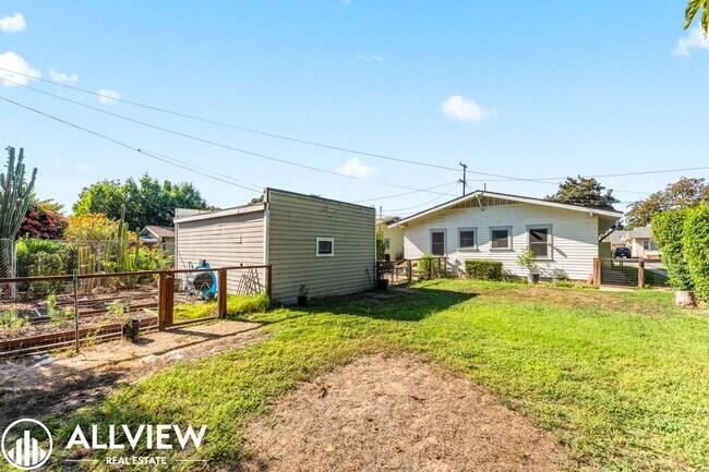 Building Photo - 528-530 E Van Bibber Ave