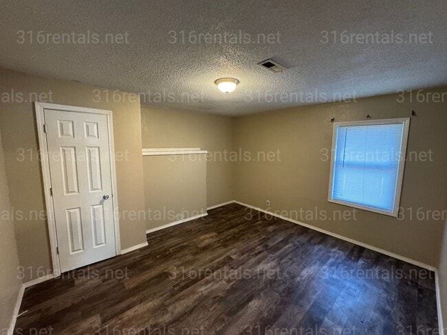 Building Photo - $1,250 - 4 bed 2 bath - Single Family Home...