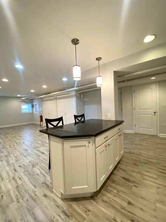 Building Photo - 1721 W Bryn Mawr Ave