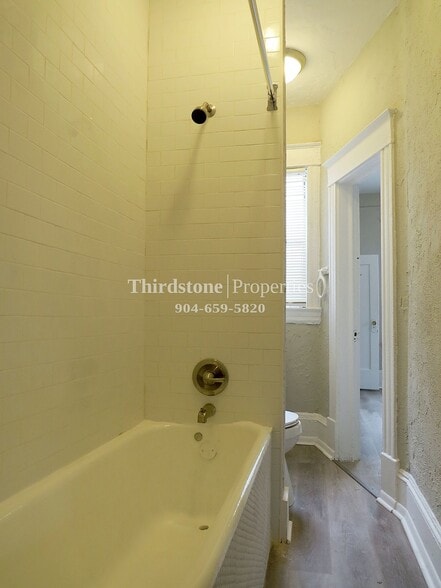 Building Photo - 3326 W 1st St