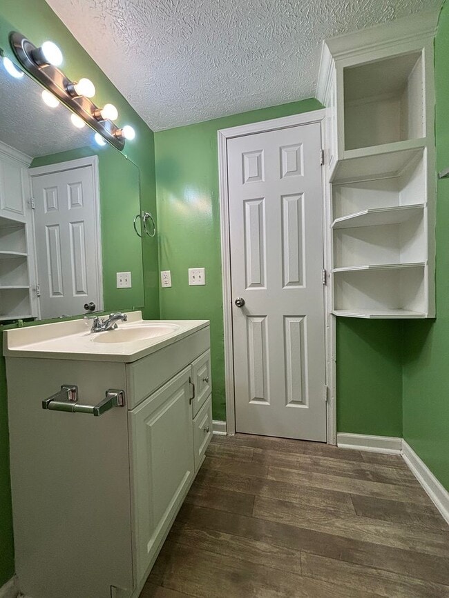 Building Photo - Adorable 2 Bedroom 1 Bathroom Home!!