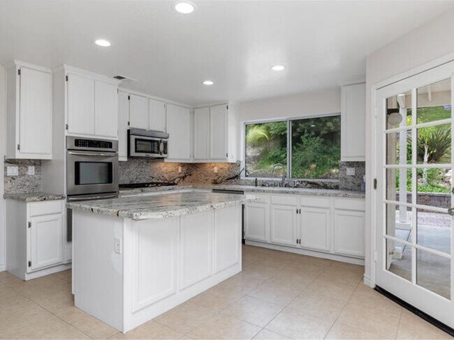 Building Photo - Incredible Rancho Del Oro Home!