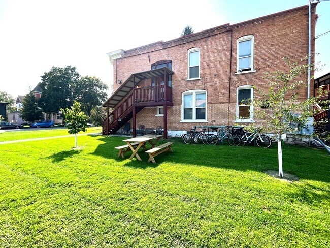 Building Photo - Light Filled Top Floor 1 Bedroom in Unbeatable Hip Strip Location!