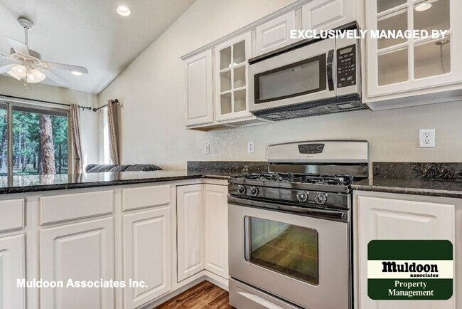 Building Photo - 8385 Woodcrest Dr