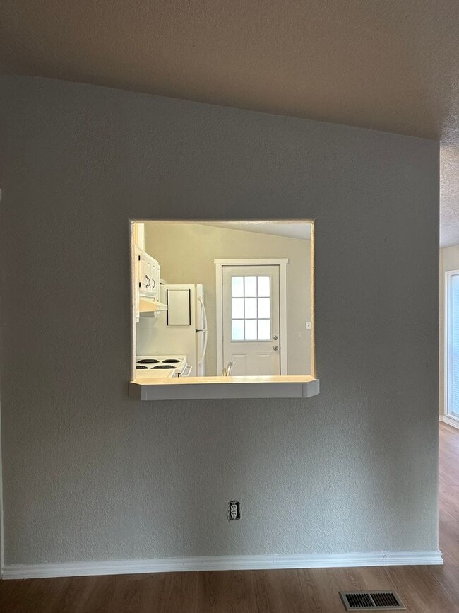 Building Photo - Adorable home in La Pine area, 1.5 acres fully fenced!!