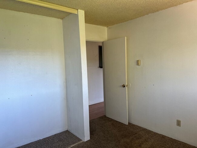 Building Photo - Quaint one bedroom, desirable unit