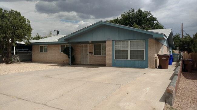 Building Photo - 4/2 Home with a backyard!