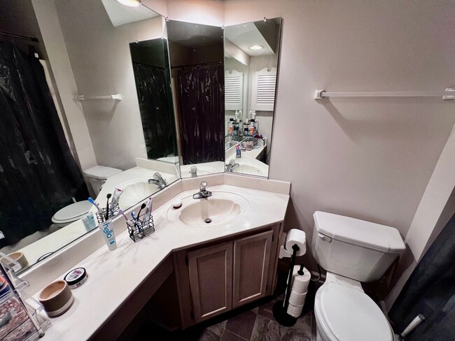 Building Photo - Beautiful 2-Bedroom End Unit Townhome in O...