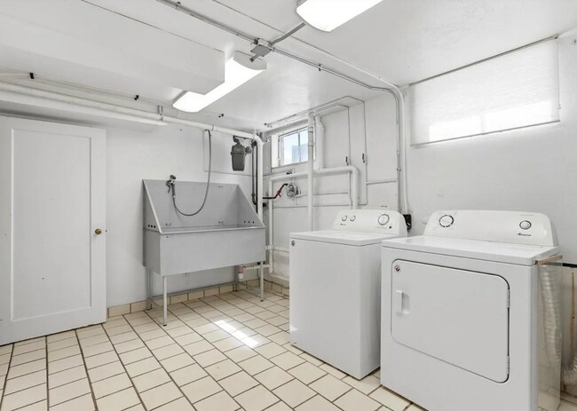 Building Photo - 3835 Pierce St