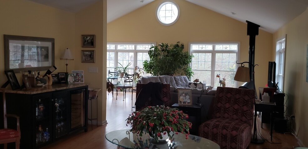 Vaulted ceiling in living area - 4735 Pilgrim Mill Rd