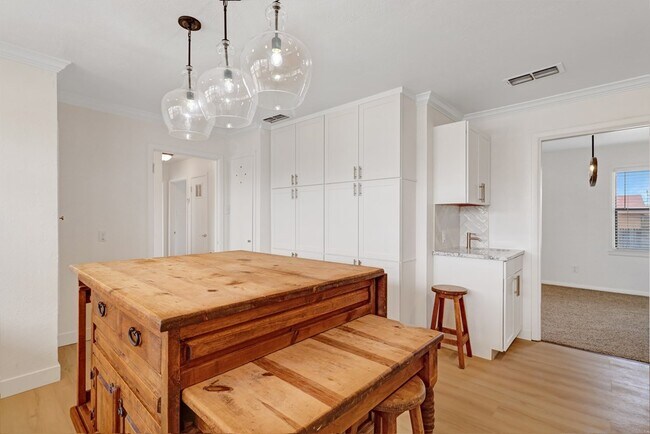 Building Photo - 1402 E 21st St