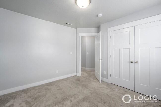 Building Photo - Gorgeous Townhome in Great Location!